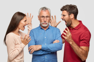 pessoas brigando discutindo família discussão