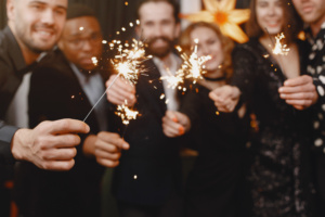 Excluir funcionário de aviso-prévio de festa gera indenização