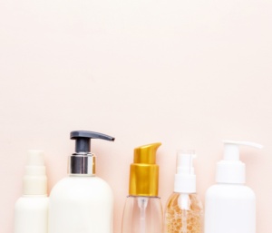 Embalagens de cinco produtos cosméticos