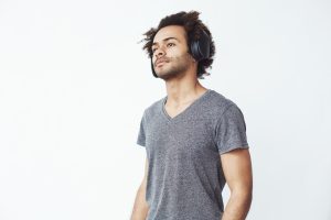 Uso não autorizado de música gera dano moral mesmo se valoriza obra